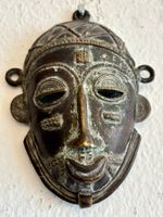 💚AFRIKANISCHE MINIATUR-BRONZEMASKE REISE-AMULETT🇨🇭 SELTEN