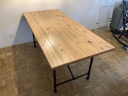 Esstisch mit Holzplatte und Stahlgestell