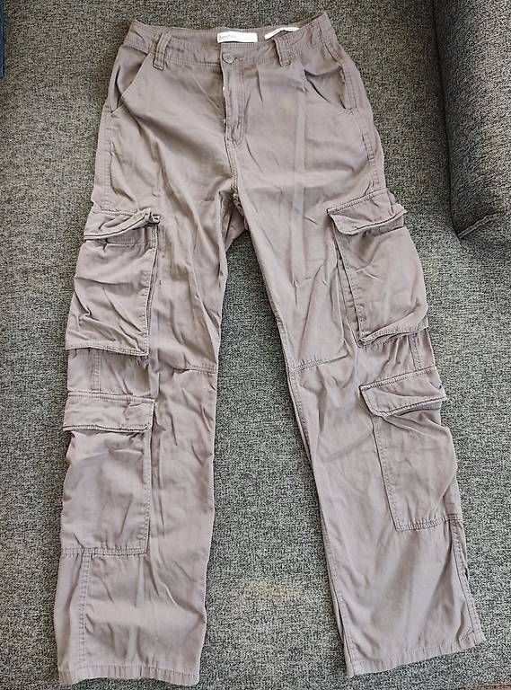 Pantaloni: Bershka Hose Multicargo gr 38 – Usato da Oberkulm venduto da FairTreasures