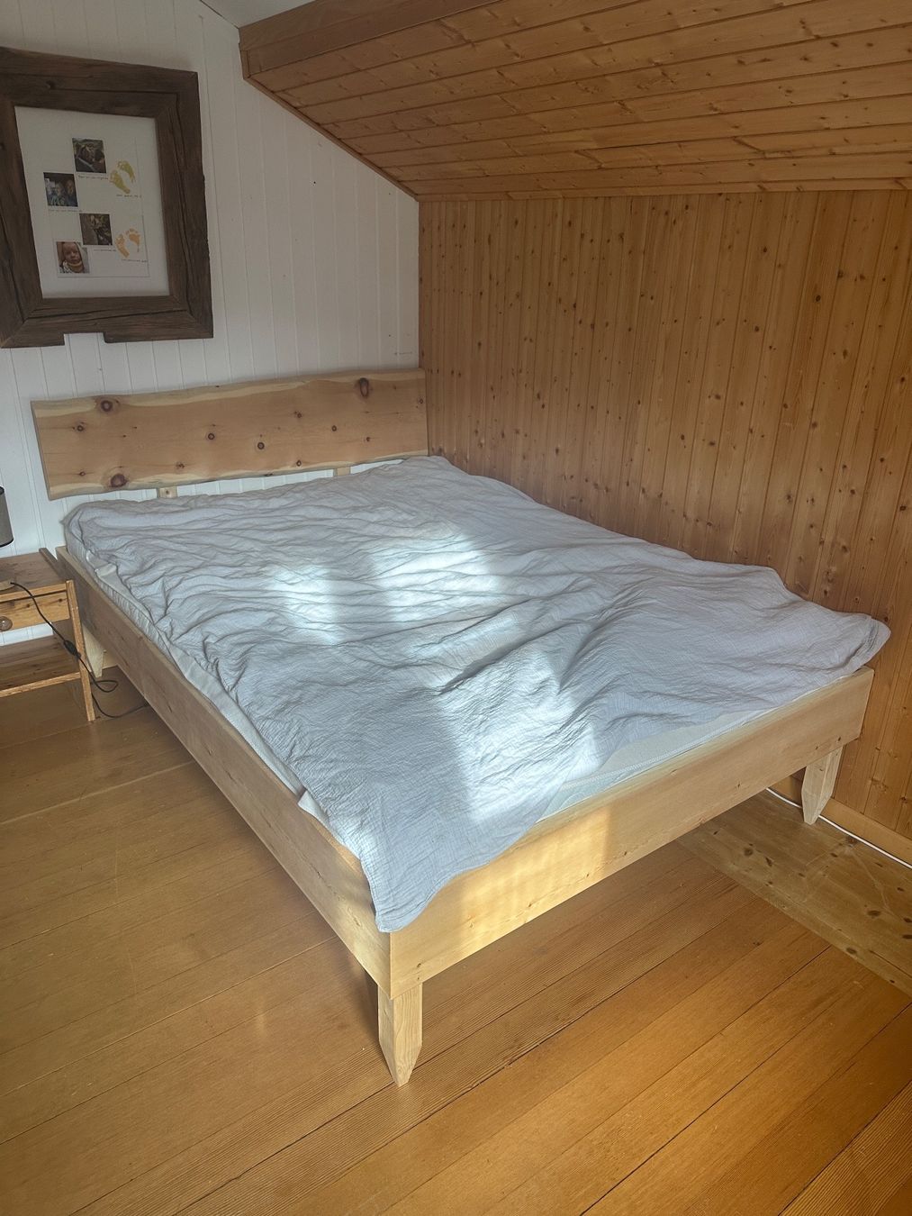 Letti: Hochwertiges Engadiner Arven Bettgestell – Usato da Celerina venduto da Holzbau_Schlautmann 1