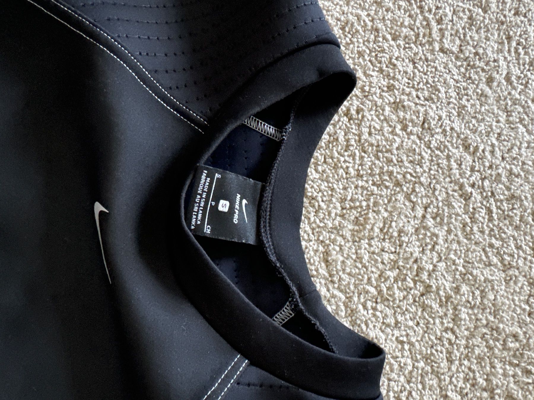 Nike Maglioni & Felpe: Nike Pro Damenpullover Grösse S, schwarz, atmungsaktiv – Nuovo (secondo la descrizione) da Oberweningen venduto da Ardnas89 1