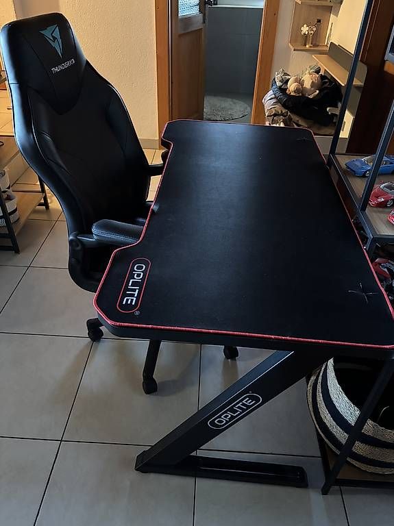 Bureaux: Bureau et chaises Gaming  – D'occasion à Forel (Lavaux) par jon_8tfn 1