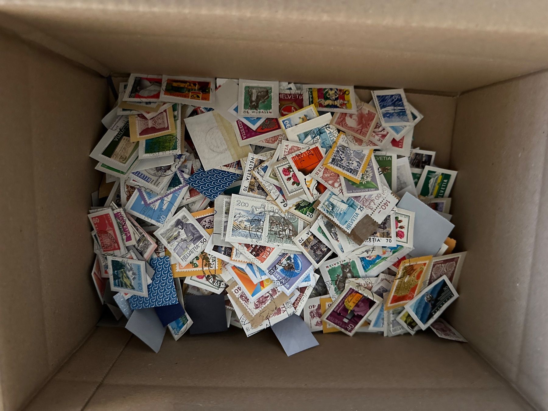 Tutti i francobolli: 1Kilo Briefmarken Schweiz auf Papier – Usato da Oberbuchsiten venduto da Rpv 2