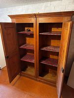 Antiker Holzschrank / Kleiderschrank / Vantage