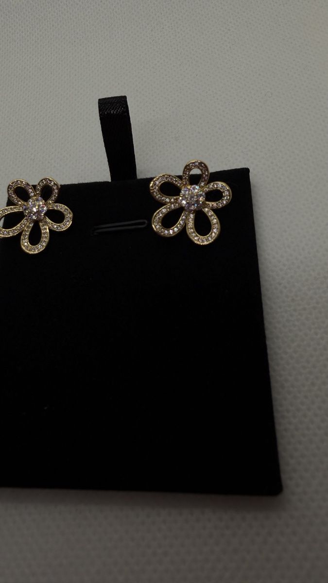 Orecchini pendenti & Orecchini a lobo: Gold Flower Earrings – Nuovo (secondo la descrizione) da Chur venduto da Madeys 1