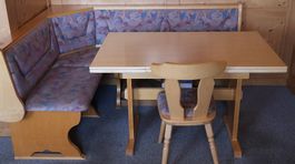 Eckbank mit ausziehbarem Tisch und Stuhl