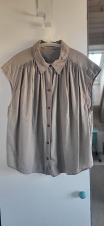 Modische Damen Bluse ärmellos beige Knopfleiste, Gr. 38/40