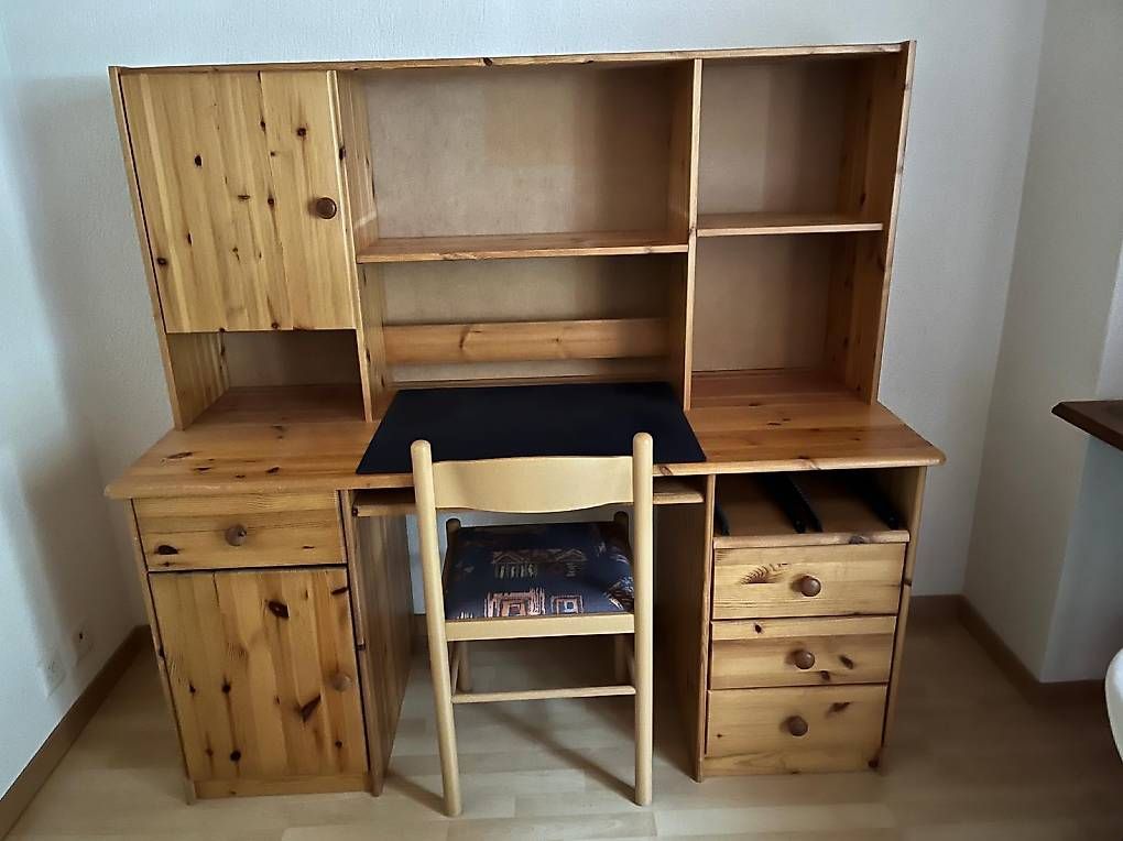 Schreibtische: Bureau en pin avec chaise  – Gebraucht aus Les Evouettes von Florikatia