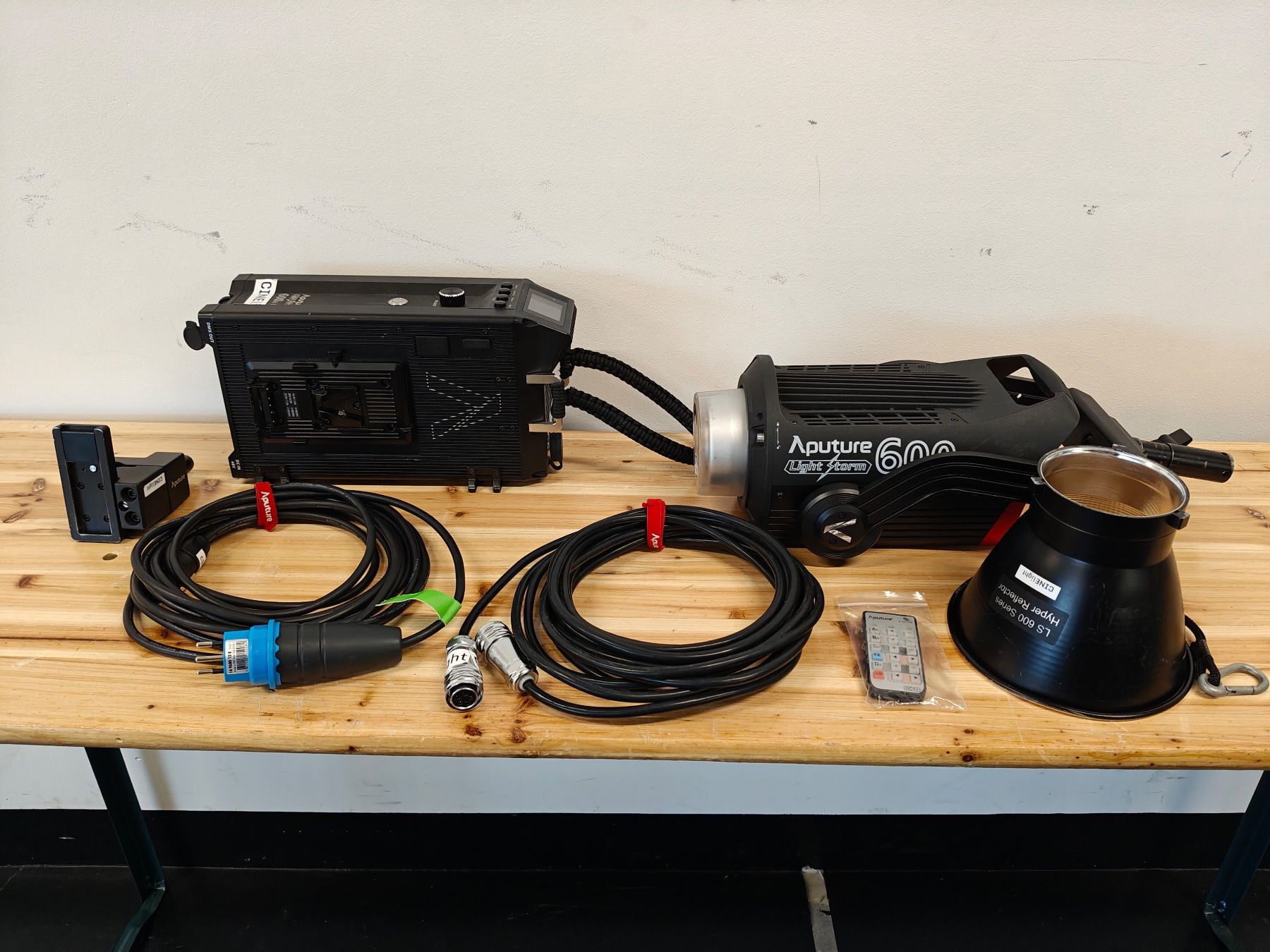 Aputure Lampade: Aputure LS 600d Pro LED V-Mount Kit mit Case – Usato da Schlieren venduto da CINElight 1