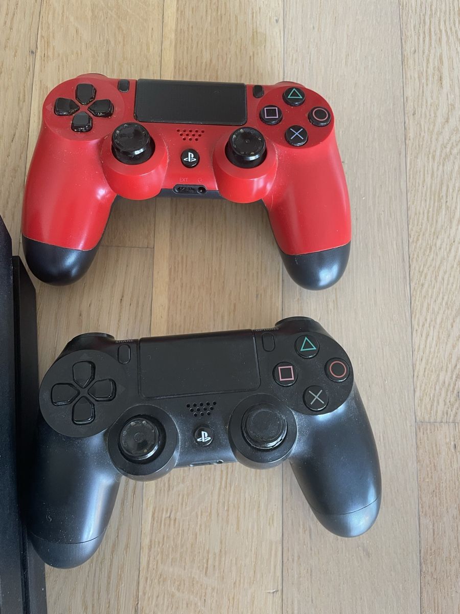Sony Consoles: PS4 mit 2 Controller und 6 Spielen  – D'occasion à Däniken SO par Emily_19 2