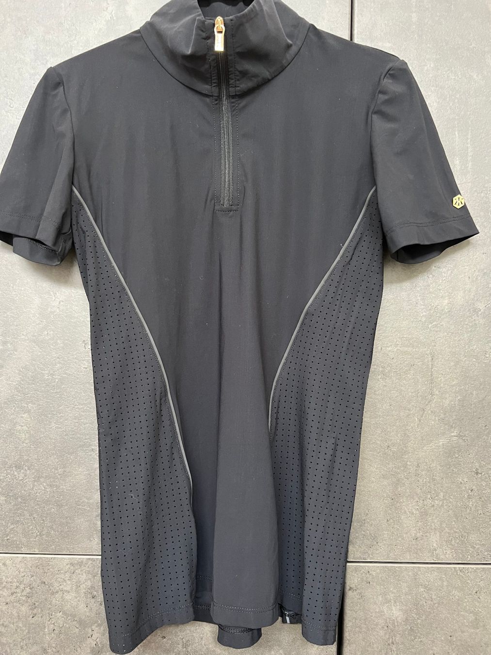 Top: INA KESS ZIP-UP Short Sleeve black – Usato da Zollikon venduto da Chica13.11.