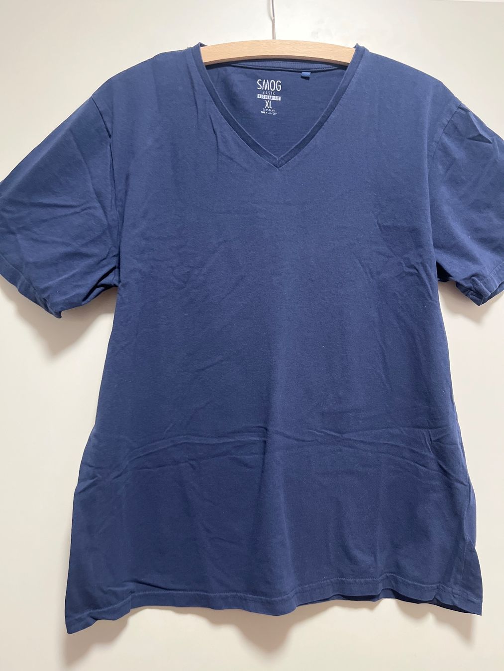 T-shirt: T-Shirt SMOG Basic Regular Fit Blau V-Ausschnitt XL – Usato da Hinterkappelen venduto da Kim1992