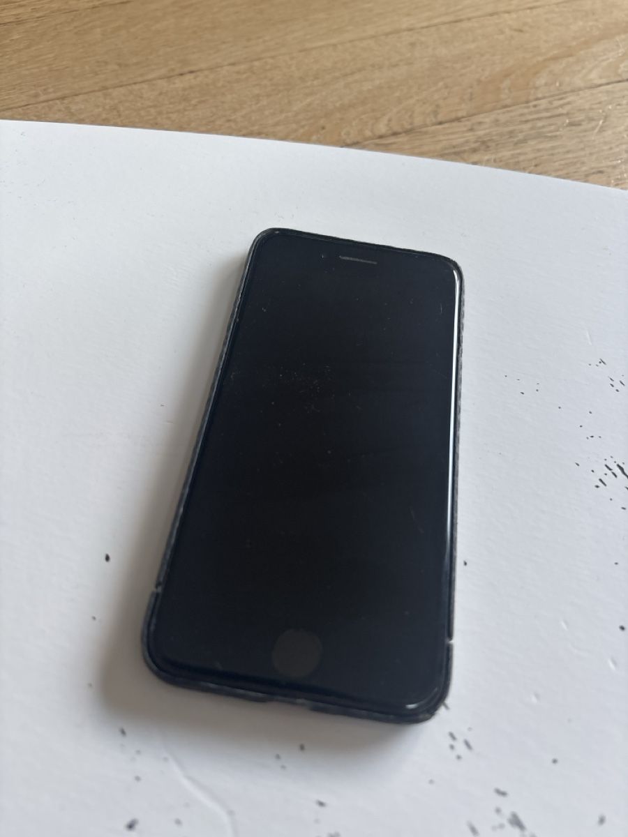 Apple Handys / Smartphones: iPhone 8, Schwarz, 64 GB, mit Hülle – Gebraucht aus Wilderswil von mar_7jf2