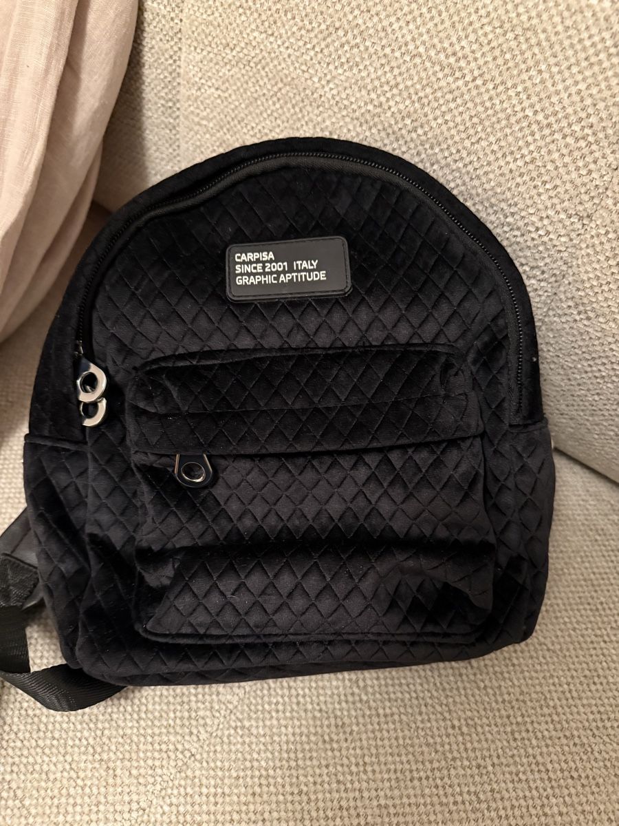 Rucksäcke: Mini Rucksack Samt - Carpisa – Gebraucht aus Gossau SG von laura_dema