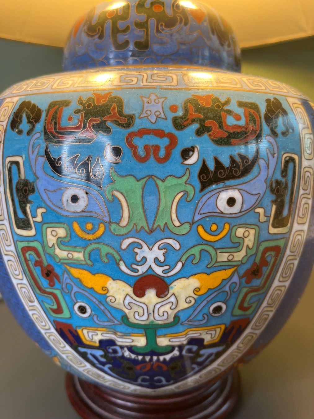 Lampade: Chinesische Cloisonné Tischlampe mit Stoffschirm – Usato da Otelfingen venduto da Yossi-68 5