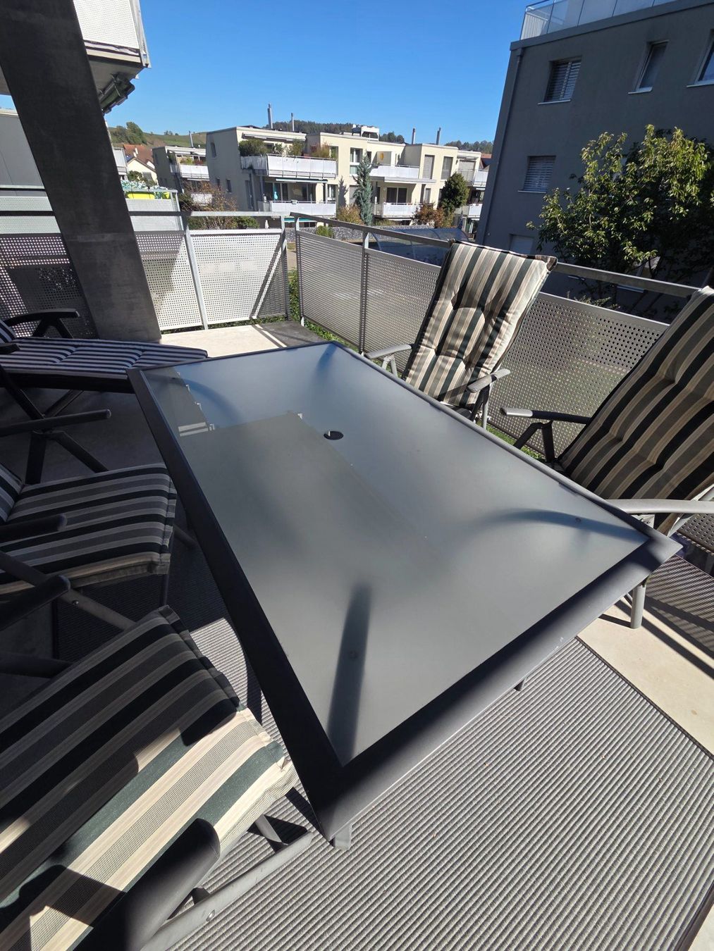 Set di tavolo e panche: Garten/Balkon Möbel - Tisch mit 4 Stühlen – Usato da Eglisau venduto da san_8nvn 2