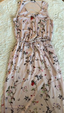 Kleid mit Blumenmuster und Schmetterlingen Grösse 40
