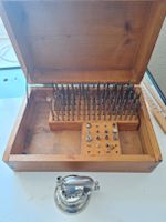 Potence horlogère avec pièces et support.