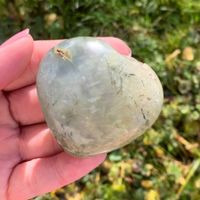 ✲ Prehnit mit Epidot Herz ✲ 112g / Naturstein Handgeschnitzt