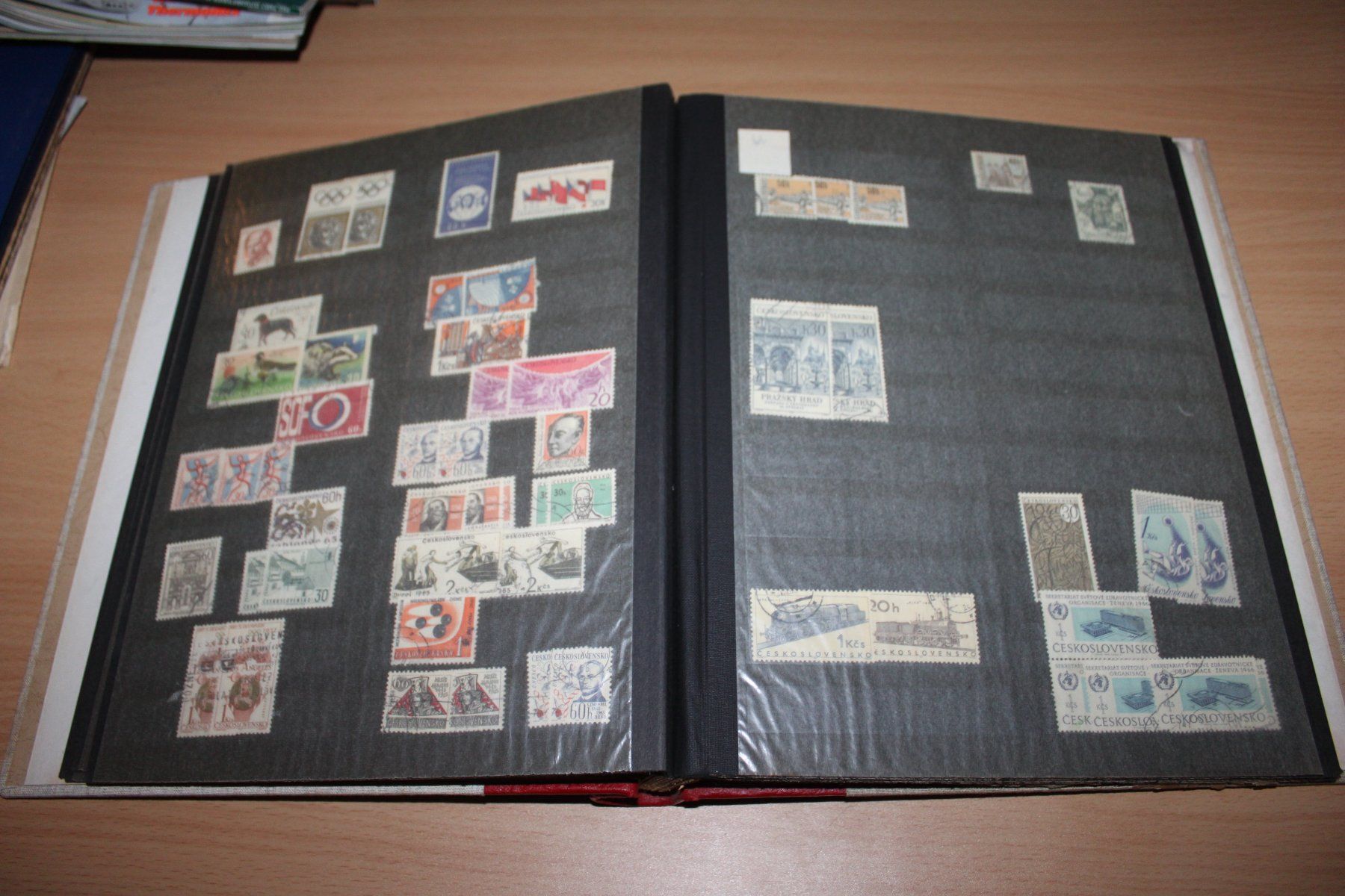 Tutti i francobolli: Tschechoslowakei/CSSR - Album mit hunderten Marken ca. 1918- – Usato da Kaden venduto da Buchantiquariat 4