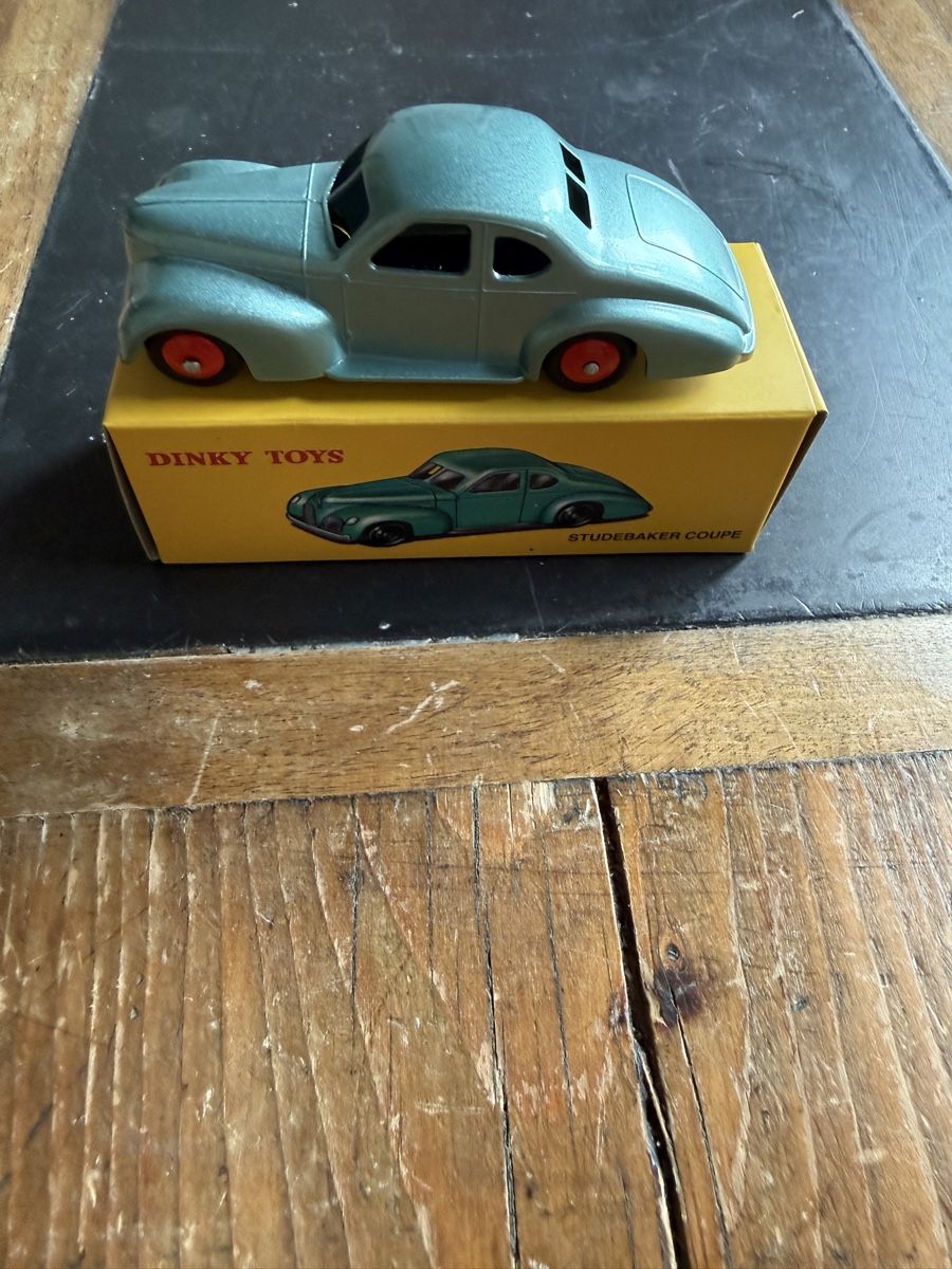 Dinky Toys Modellini d'auto: Dinky Toys 24O Studebaker Coupe Atlas – Nuovo e nell'imballaggio originale da Zürich venduto da kuengka