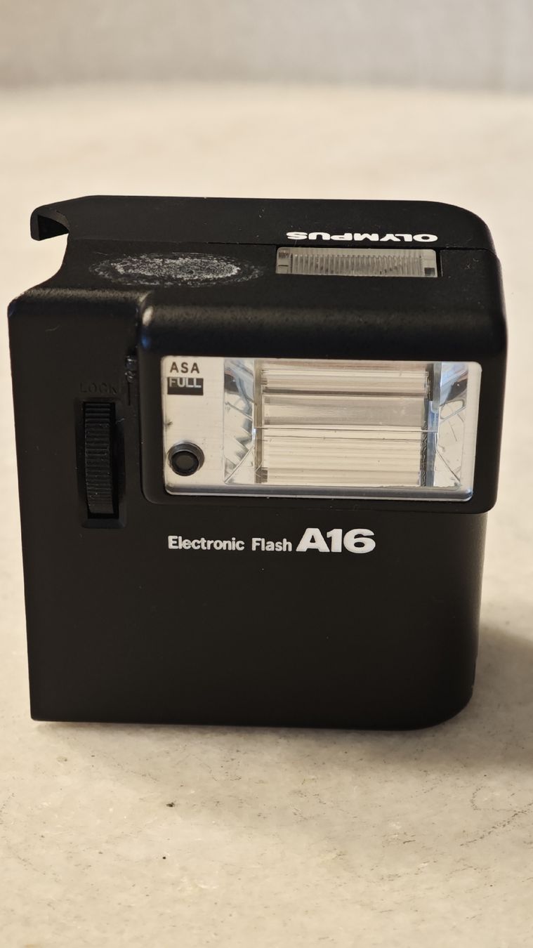 Olympus Flashs: Olympus Electronic Flash A16 - Vintage Camera Accessory  – D'occasion à Cham par pot_lpv7