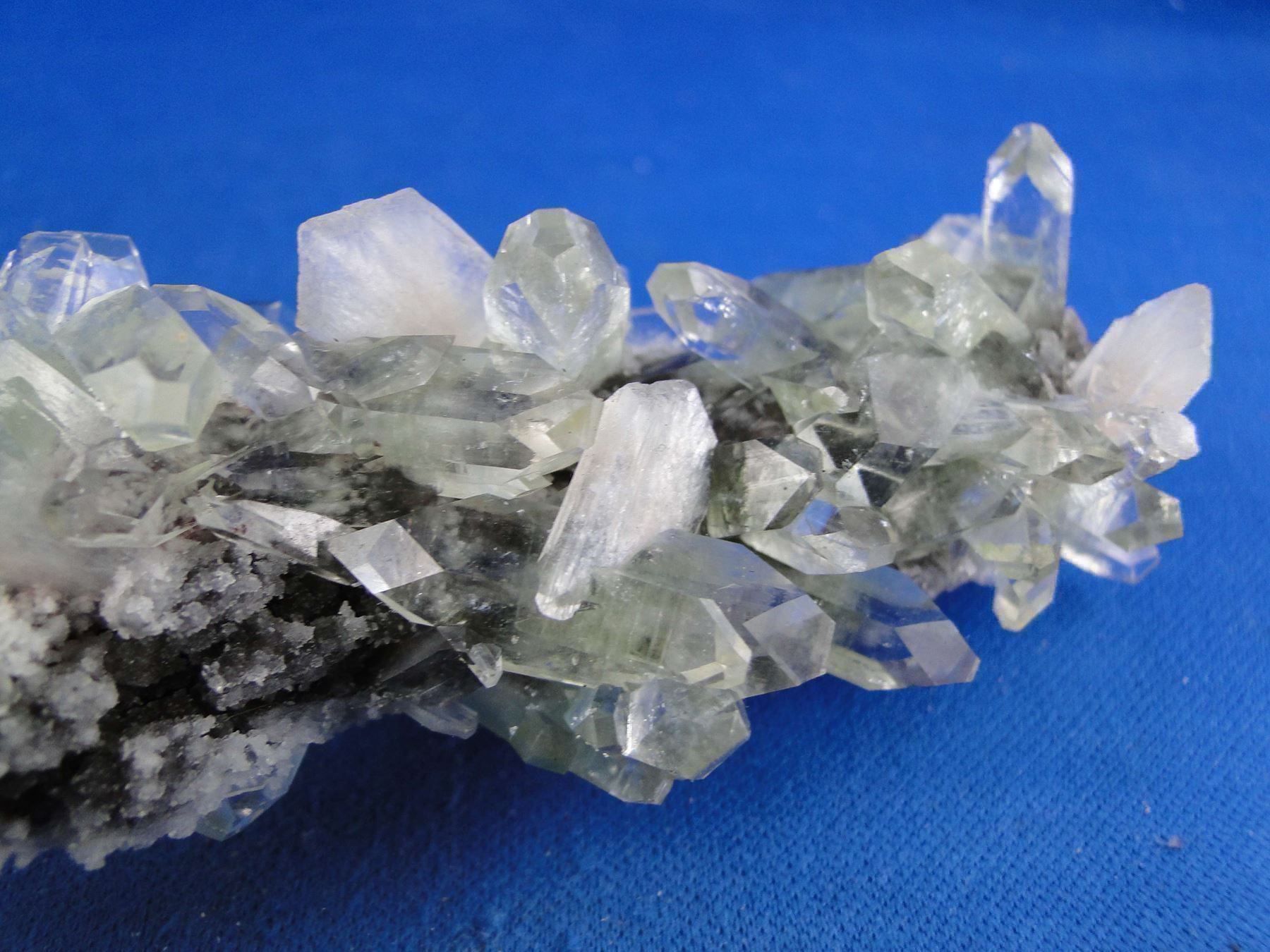 Minerali & Pietre curative: Quarz mit Apophylit und Stilbit – Usato da Schinznach Bad venduto da Demerald 9