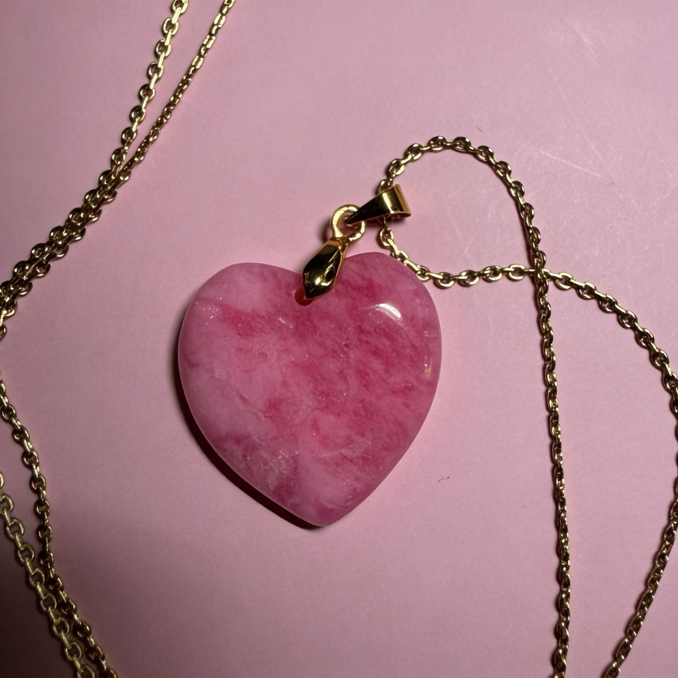 Catenine: Collier cœur en agate rose – Nuovo e nell'imballaggio originale da St-Maurice venduto da Sandrinette123 1