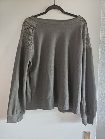 Pull avec épaules en dentelles