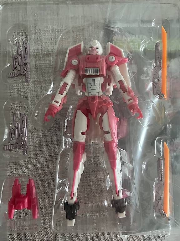 Giocattoli: Transformers MMC R08 Azalea Arcee Transformer Toy – Usato da Neuchatel venduto da Pancrazi 4
