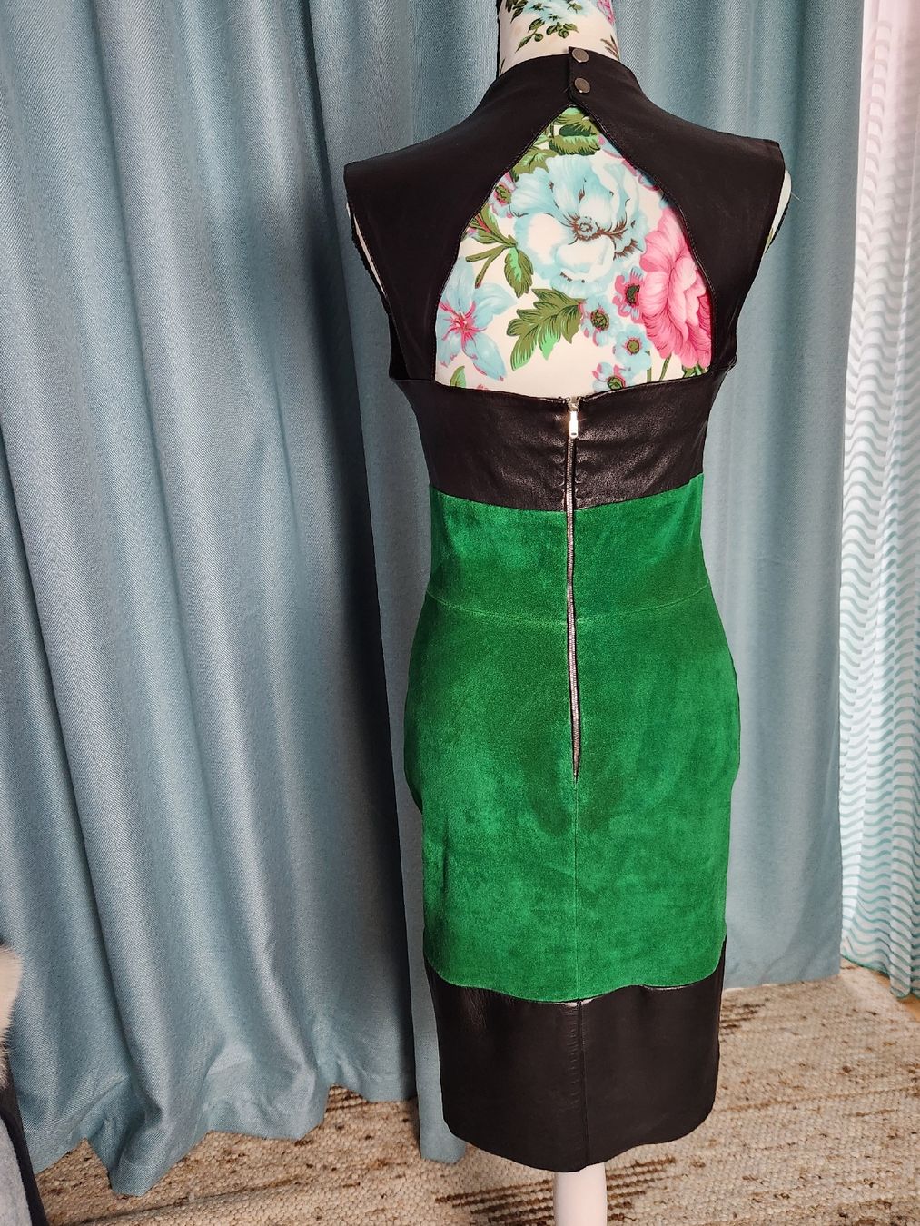 Vestiti: Kleid Jutrois mit Lederelementen, Gr.38 – Nuovo (secondo la descrizione) da Fällanden venduto da ekaterinatheissl 2
