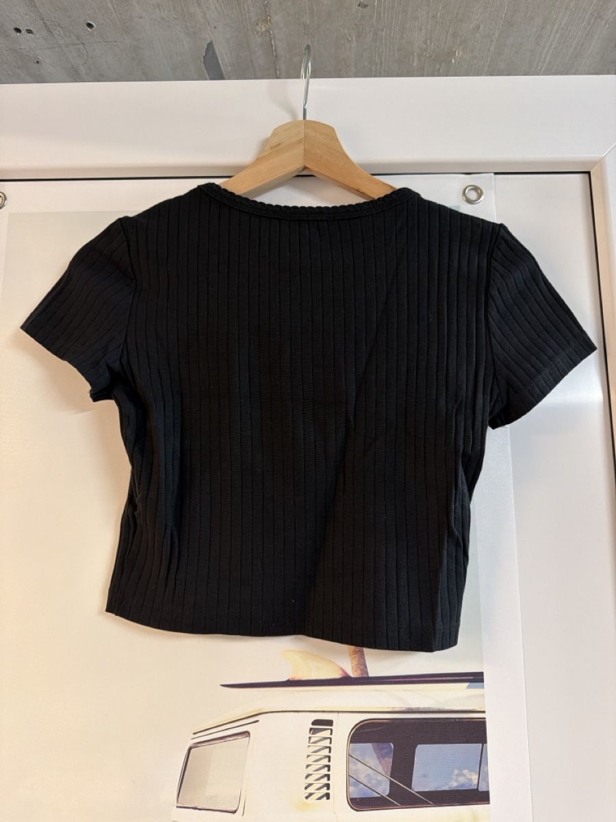 T-Shirts: T-Shirt Crop schwarz Grösse M  – Gebraucht aus Känerkinden von melbaumg 1