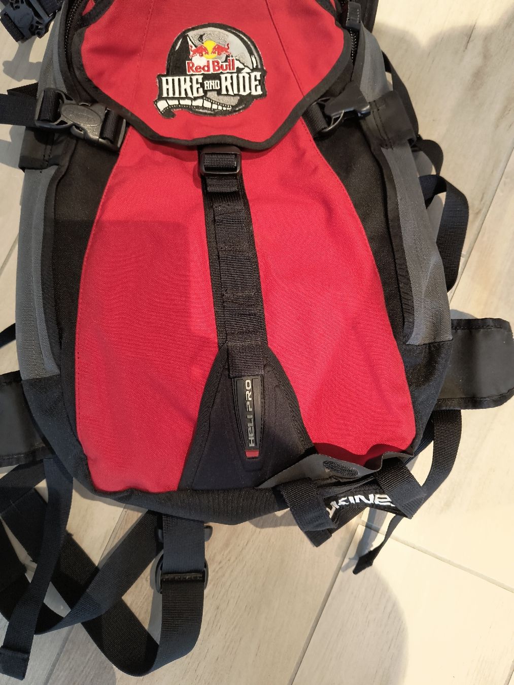 Dakine Zaini: Dakine Red Bull Hike & Ride Rucksack – Usato da Oberweningen venduto da Bumblebee2 2