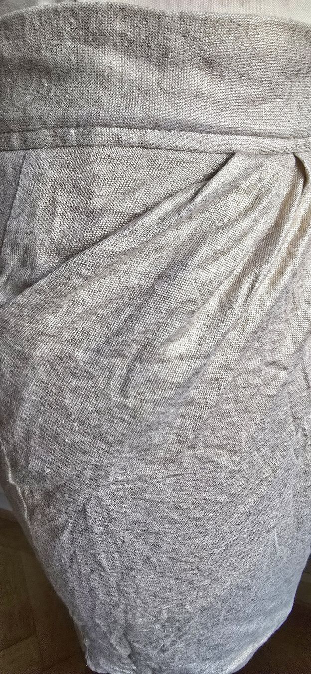 Zara Röcke: Jupe taille haute drapée et dorée brillante taille M – Gebraucht aus Genève von Saleena 7