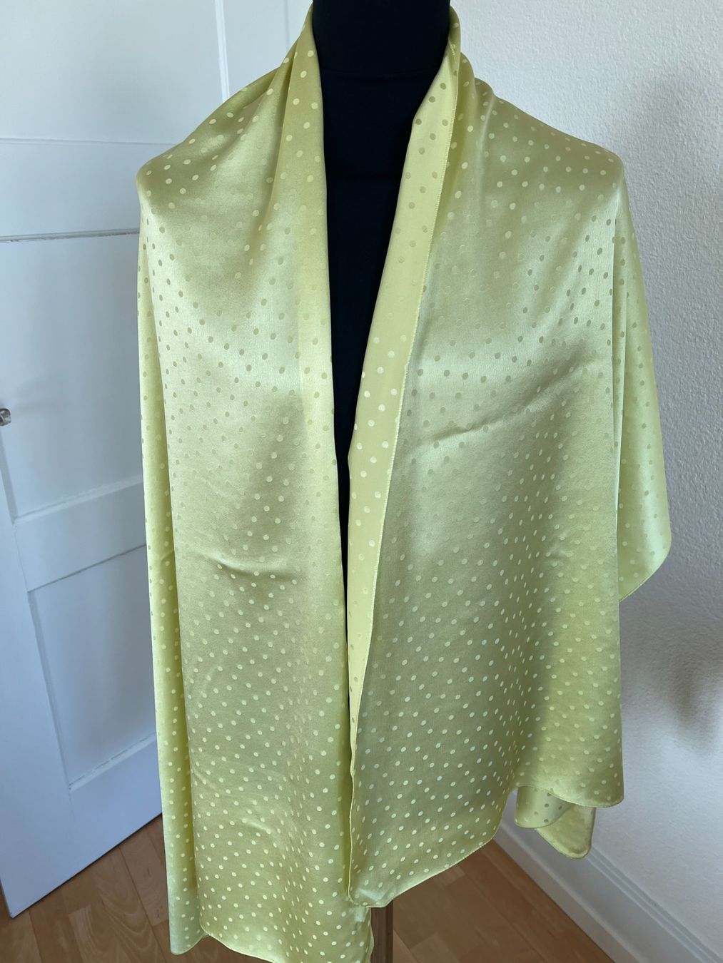 Colora Foulard & Sciarpe: Colora Schal, 100% Seide, Hellgrün, NEU – Nuovo e nell'imballaggio originale da Worb venduto da farben20zauber 2