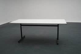 Tisch hellgrau Metallgestell