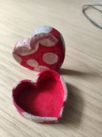 Herz-Geschenkbox aus handgeschöpftem Papier (rot gepunktet)