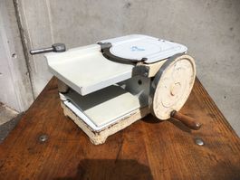 Antike Aufschnittmaschine, Graff 14, Eisen & Emaille
