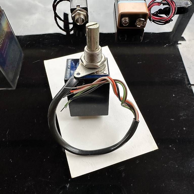 Amplificatori: Préampli intégré dans un potentiomètre – Usato da Carouge GE venduto da Domblo