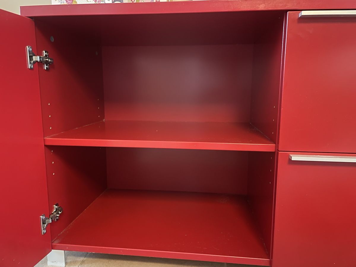 Pfister Commodes: Stilvolles Highboard mit Kabeldurchfüh – D'occasion à Au ZH par Win8 1