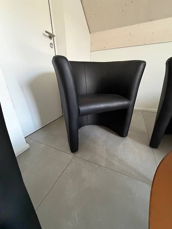 Set di tavolo e panche: 3 neuwertige schwarze Sessel mit moderner Coutschtisch – Usato da Embrach venduto da ber_8fgp 3