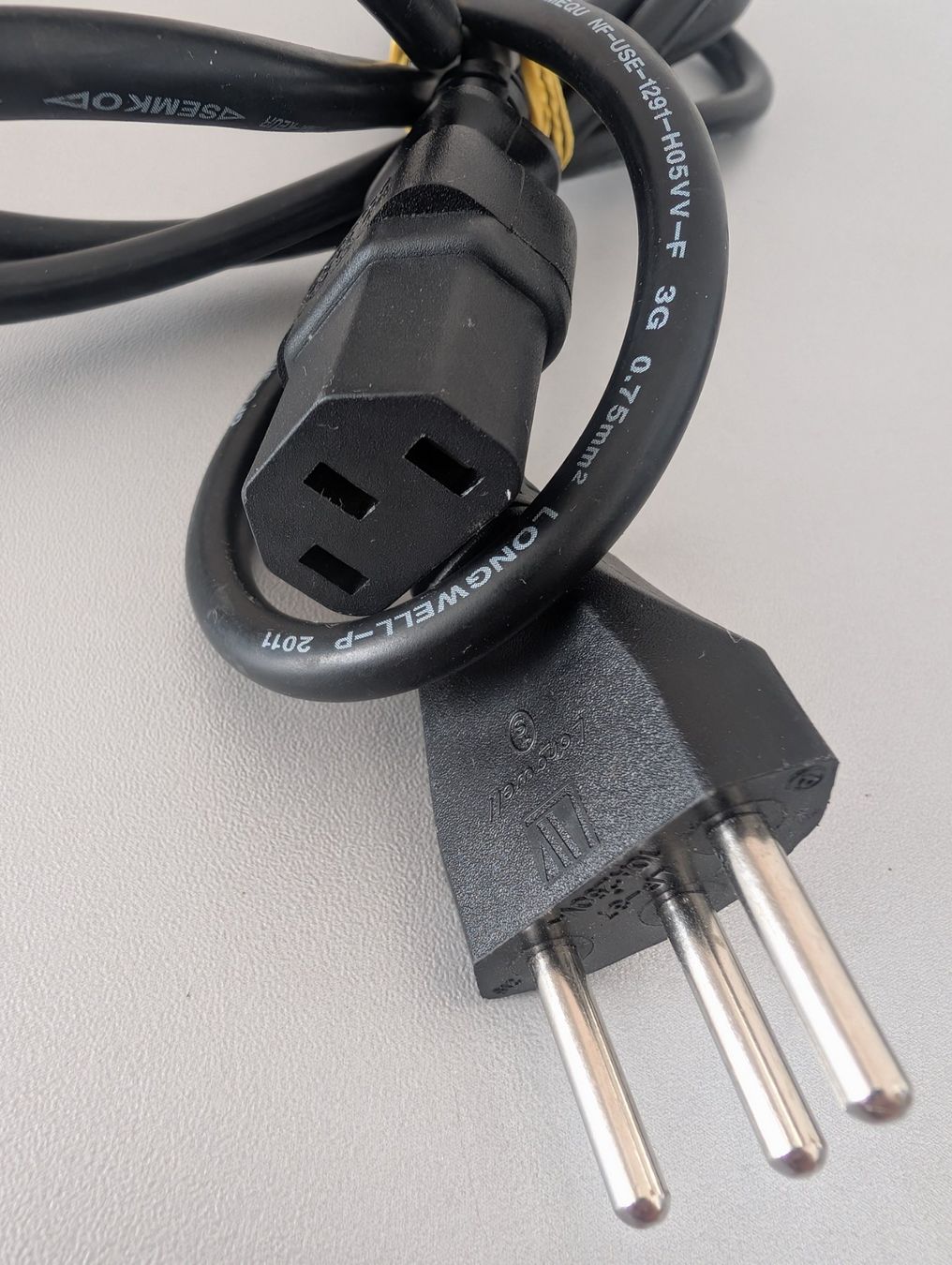 Cavi: PC Stromkabel CH-Stecker – Usato da Neuenhof venduto da mlw_w98j 1