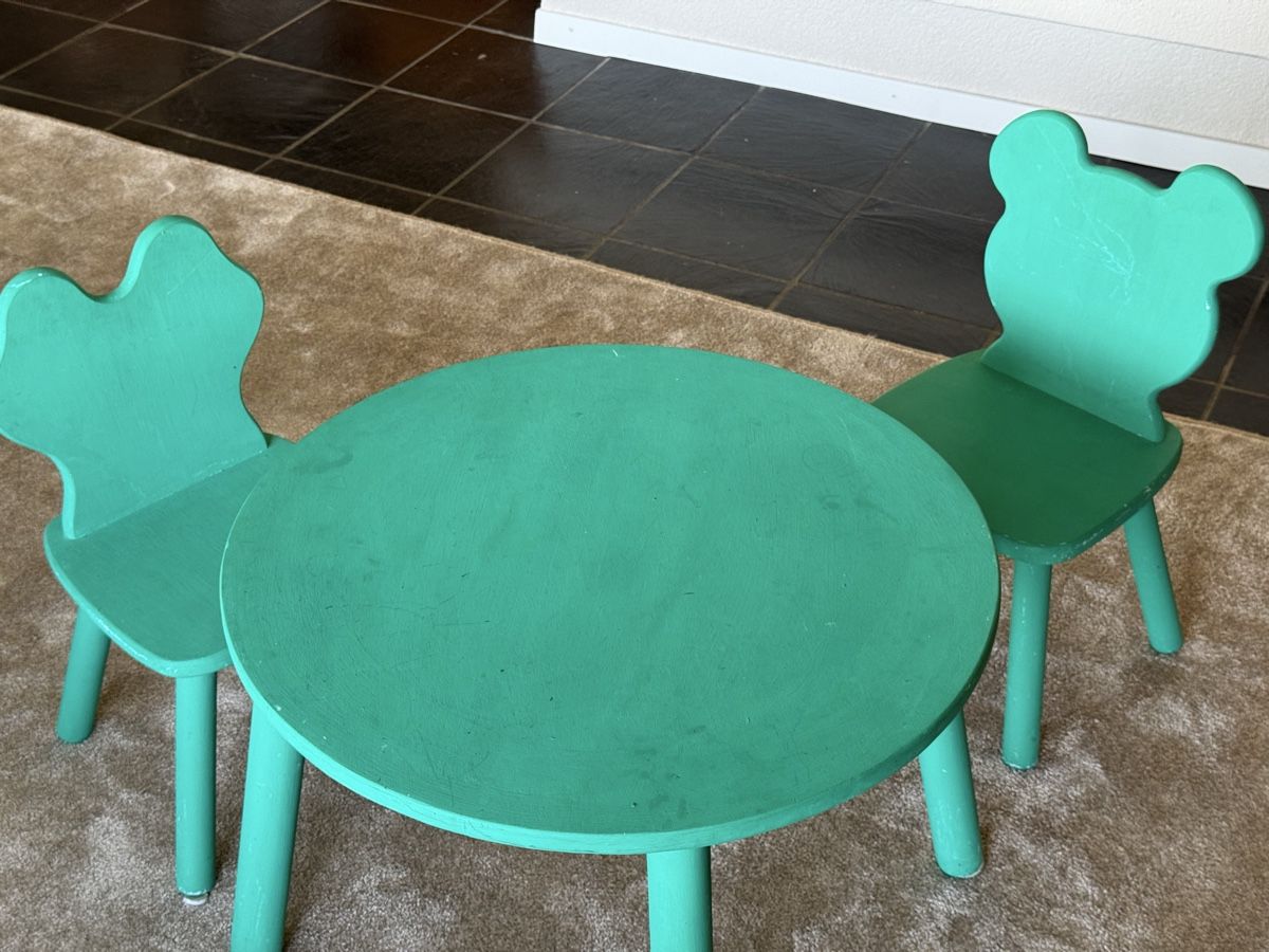 Set de table et chaises: Kinder Tisch Set 2 Stühle  – D'occasion à Bergdietikon par NathalieC02