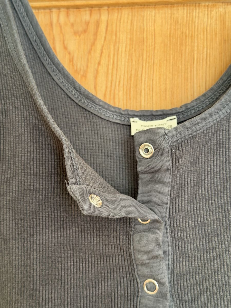 Pull&Bear Top: Pull&Bear Crop Top Grau Gerippt Knöpfe | S – Usato da Samedan venduto da K7kgh 3