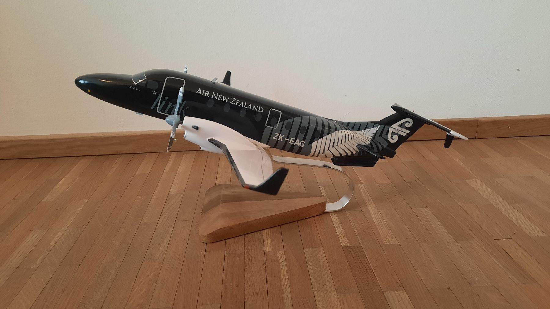Kit di modellismo & Modellini statici: Beech 1900D Air New Zealand Standmodell – Usato da Münsingen venduto da hausbootli