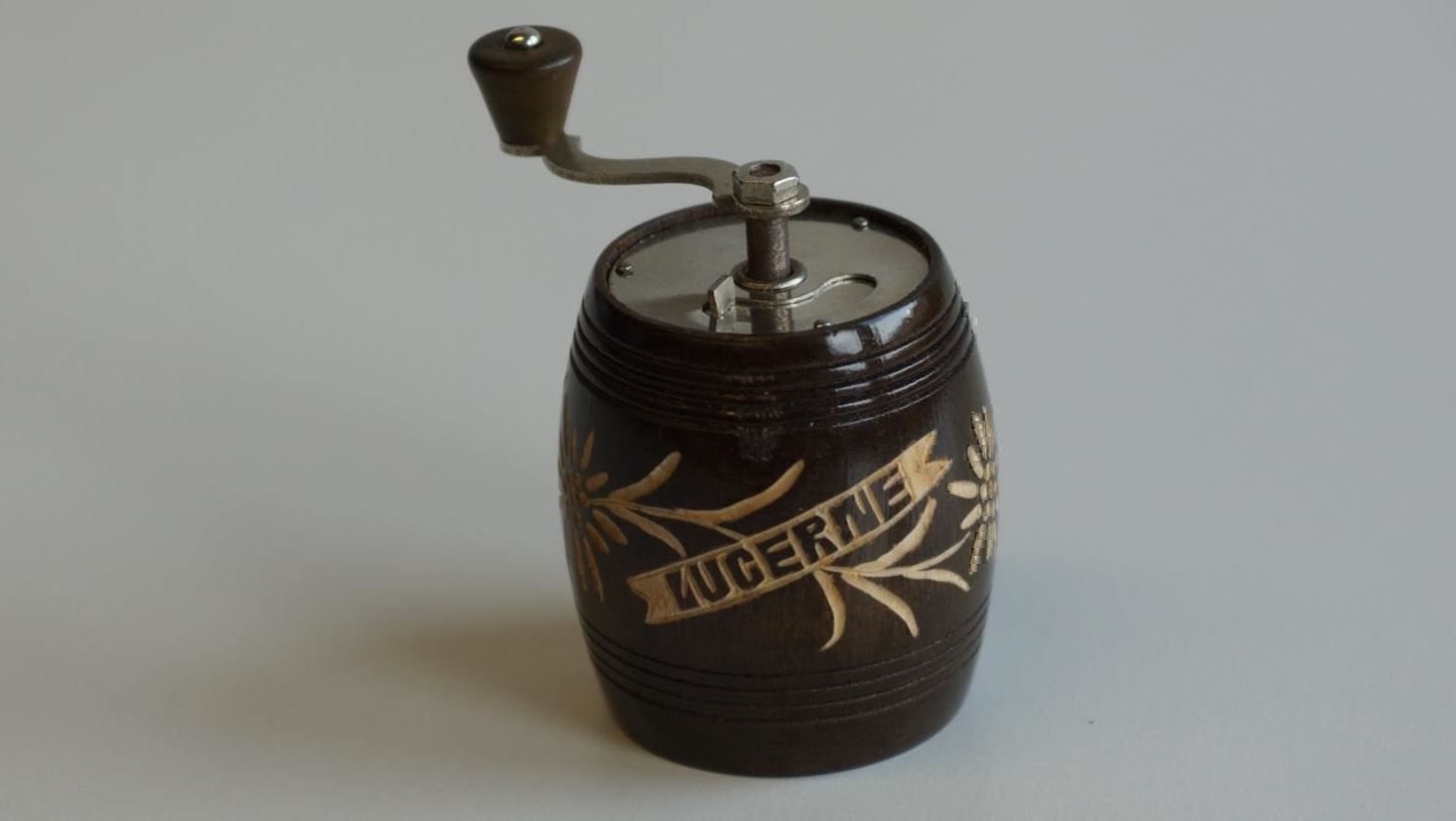 Elettrodomestici da cucina: Pfeffermühle, geschnitzt – Nuovo e nell'imballaggio originale da Brienz BE venduto da P.Edelweiss