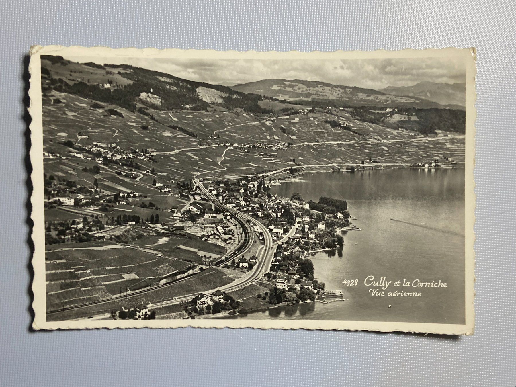 Cartes postales: Cully et la Corniche - Flugaufnahme – D'occasion à Steg VS par danwer74