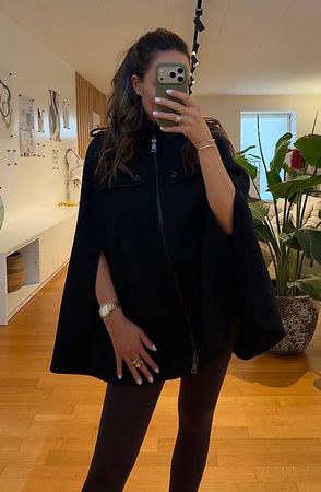 BURBERRY CAPE BLACK