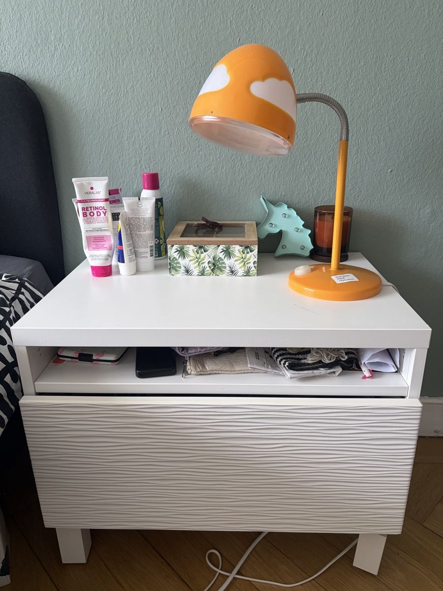 Tables de nuit: Table de chevet IKEA blanche – D'occasion à Fribourg par sus_78p8