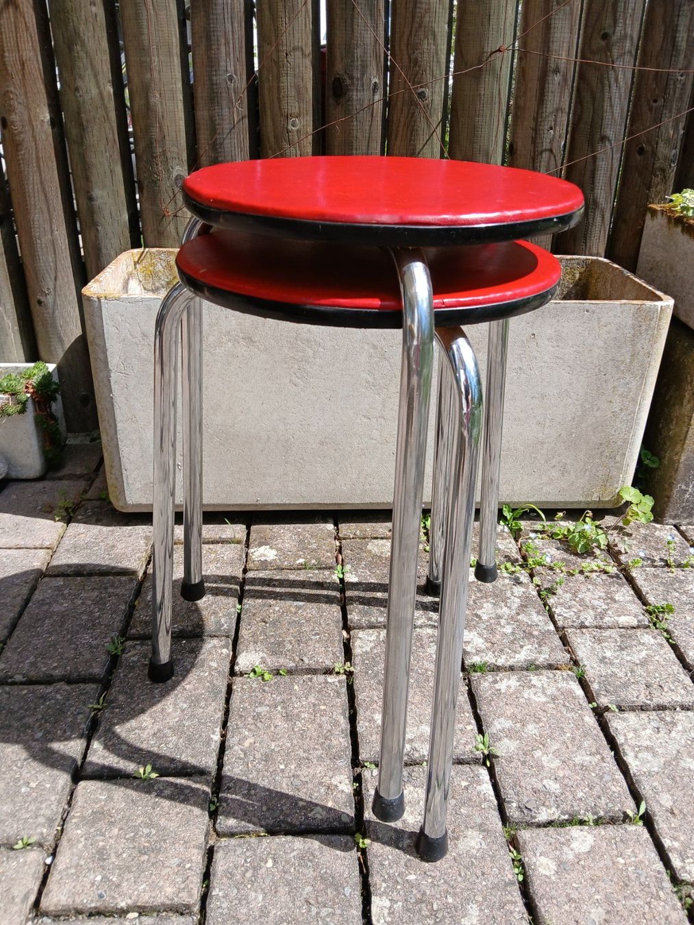 Sgabelli: 1 Paar alte Dreibeinhocker – Usato da Zumikon venduto da Vollvintage 1
